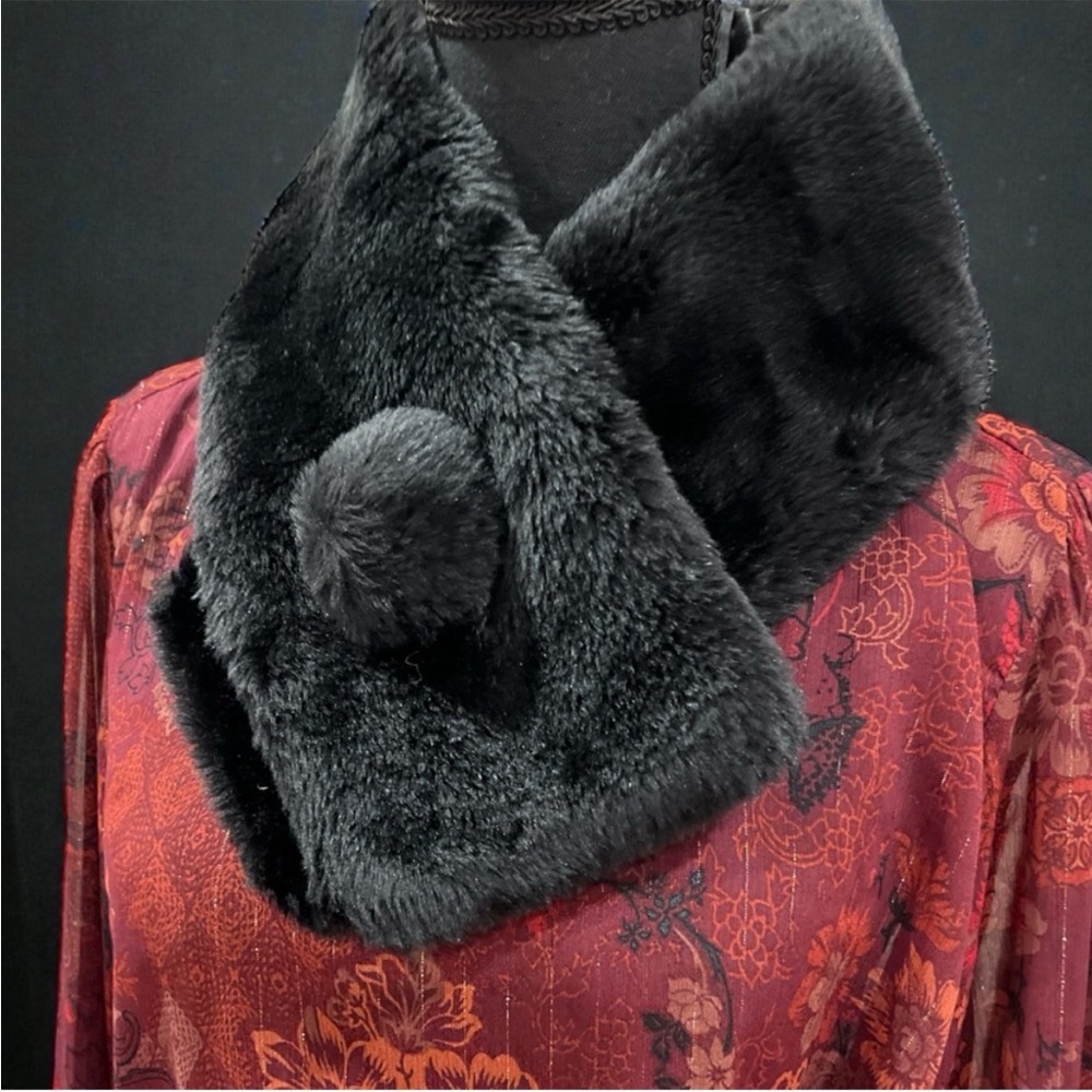 NWOT Dennis Basso Black Fur Neck Wrap Satin Lined Large Fur Ball Closure